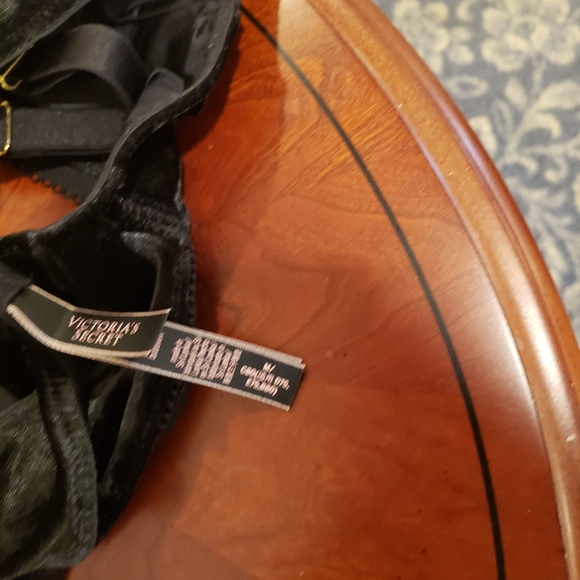 Victoria Secret lace and velvet bra - Picture 2 of 7